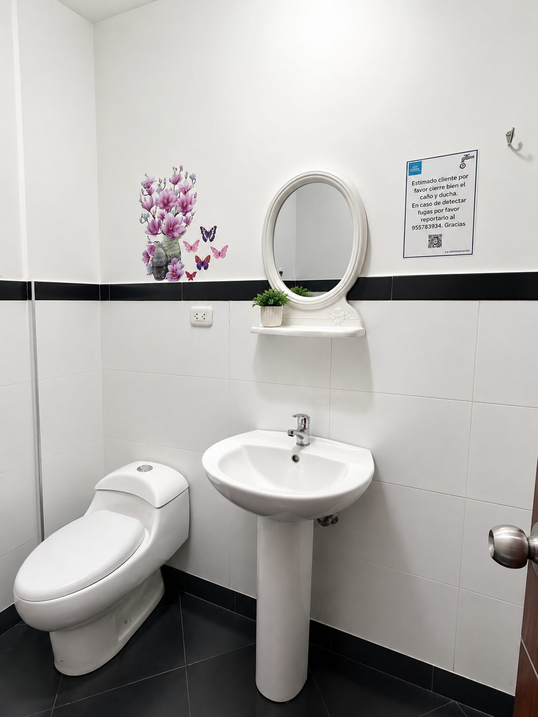 Baño privado con lavatorio y espejo