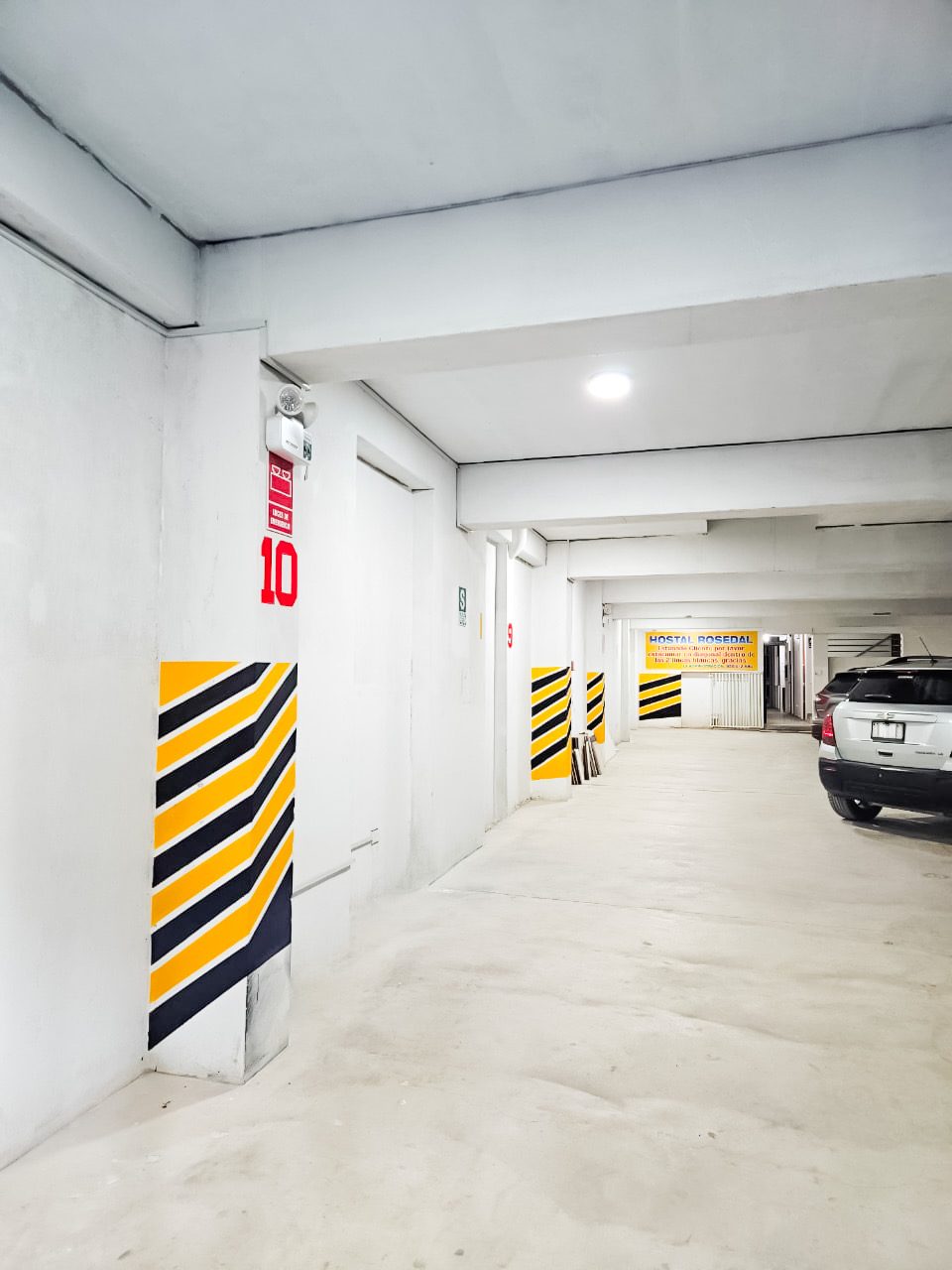Interior de la cochera hacia recepción