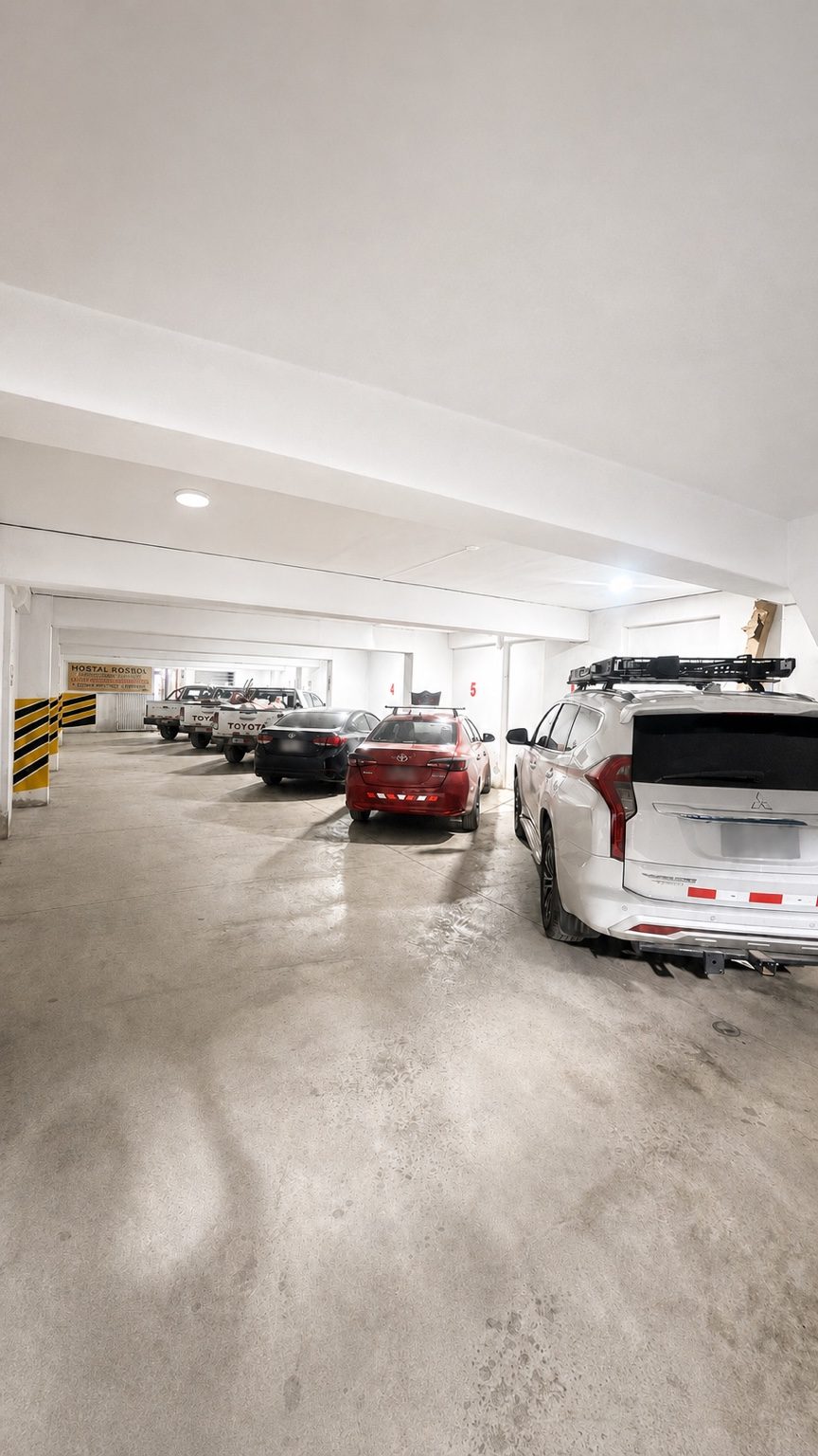 Cochera techada con autos estacionados