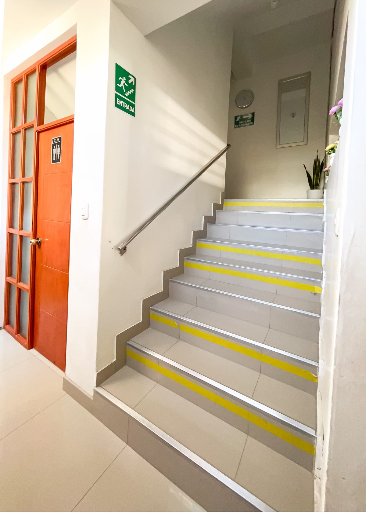 Escaleras con señalización de evacuación