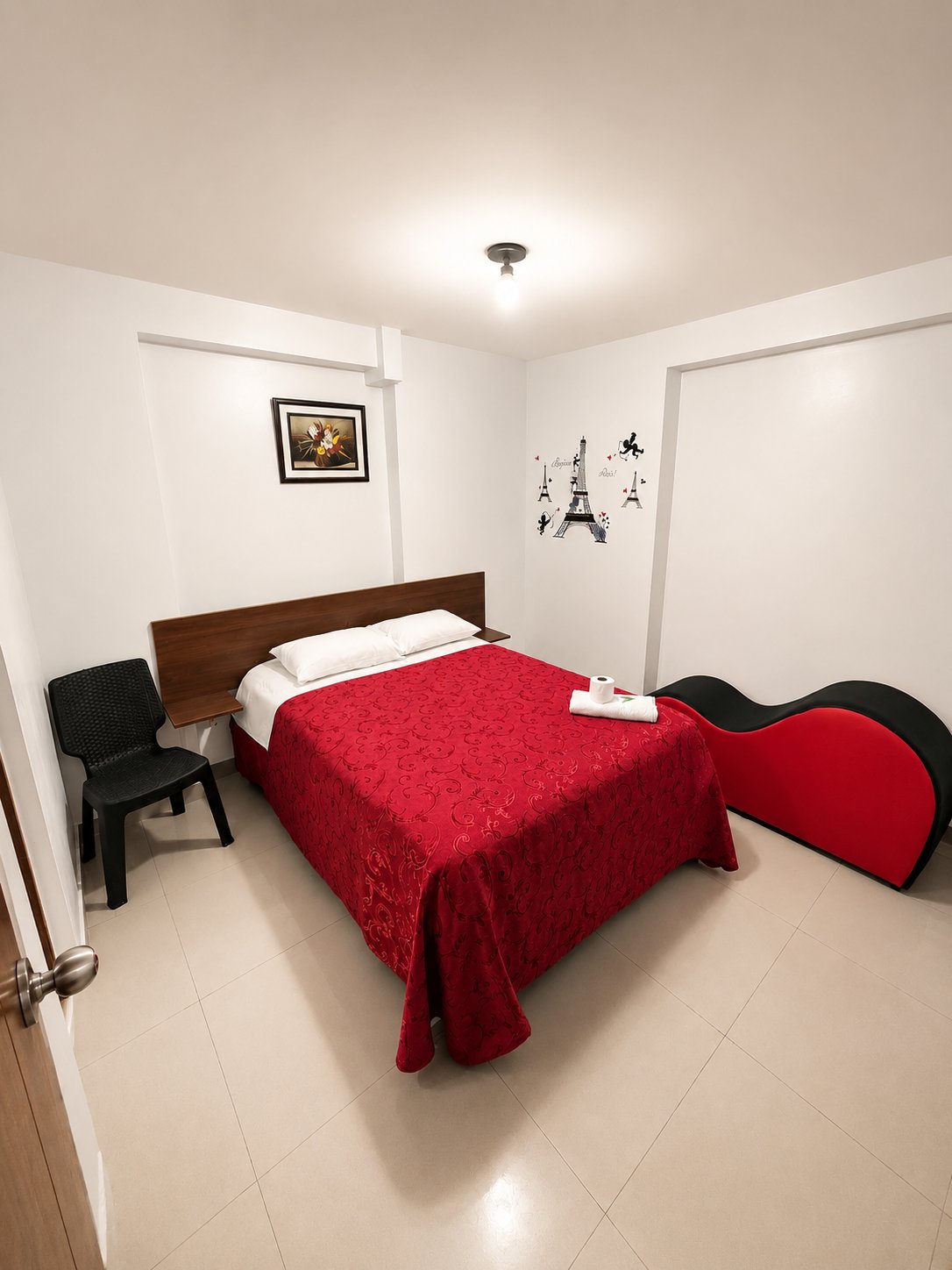 Habitación por horas con cama de dos plazas y sillón