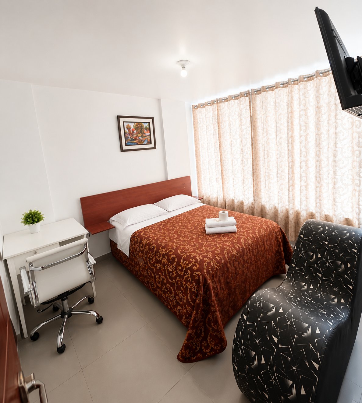 Habitación por horas con escritorio y sillón