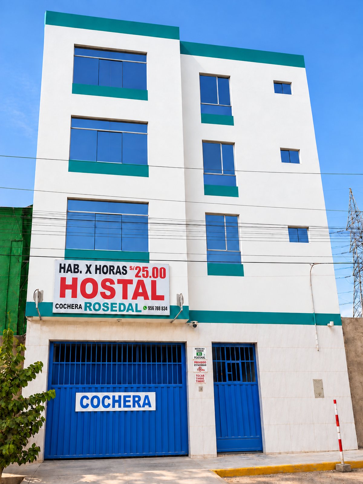 Fachada posterior con el portón de la cochera