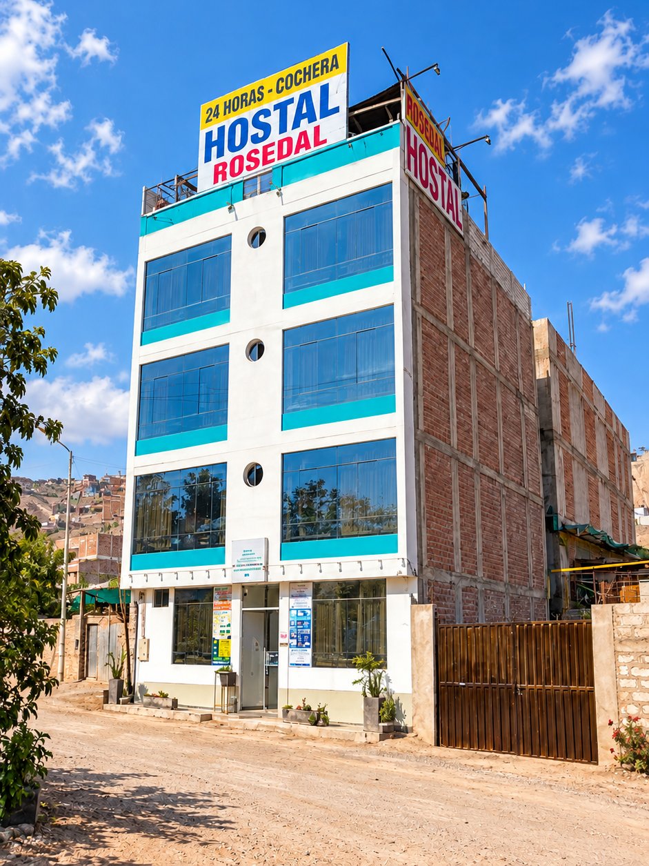 Ingreso principal del Hostal Rosedal, con puerta de vidrio y el letrero 24 horas